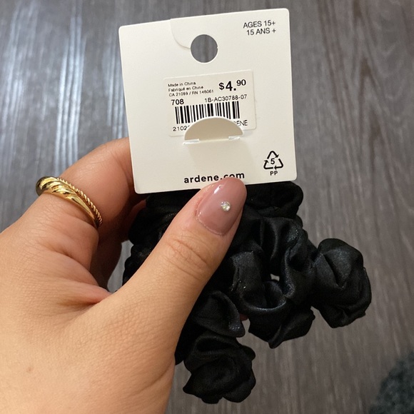 Ardene silk like scrunchies - Picture 3 of 3